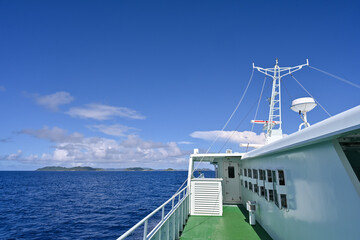 沖縄の海を走る船上からの風景写真