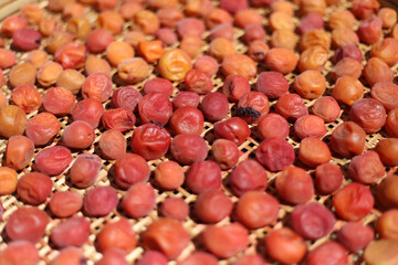 梅干しを干す様子