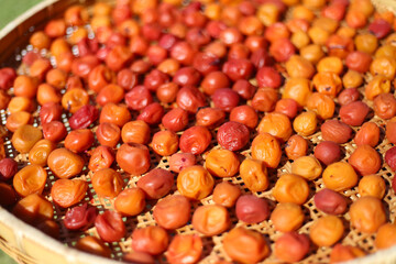 梅干しを干す様子