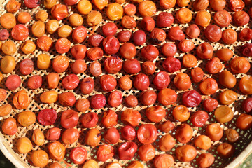 梅干しを干す様子