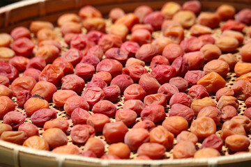 梅干しを干す様子