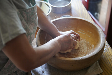 自宅でうどんを手作りする女性