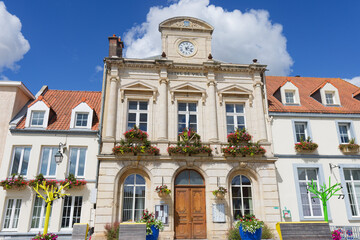 Façade de l'hôtel de ville de Guînes - Pas-de-Calais - France.