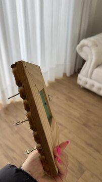 objeto de madeira rustico dourado cl&aacute;ssico para pendurar chaves 