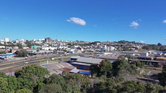 cidade de pato branco vista para trevo com trafego de carros 