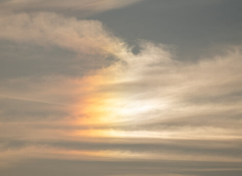 Sonnenstrahlen scheinen f&auml;cherf&ouml;rmig durch die Wolken