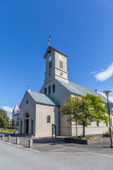 Jolie église luthérienne Frikirkjan, typique des églises islandaises, sur les berges du Lac Tjörnin, à Reykjavik, en Islande