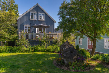 Paisibles maisons colorées avec jardins à deux pas du centre de Reykjavik, en Islande