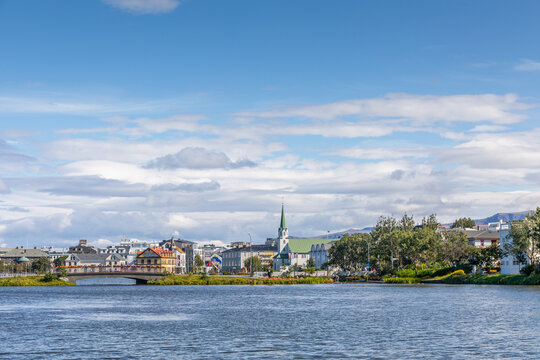 Vue sur Reykjavik et la jolie &eacute;glise Frikirkjan, depuis les berges du Lac Tj&ouml;rnin, &agrave; Reykjavik, en Islande