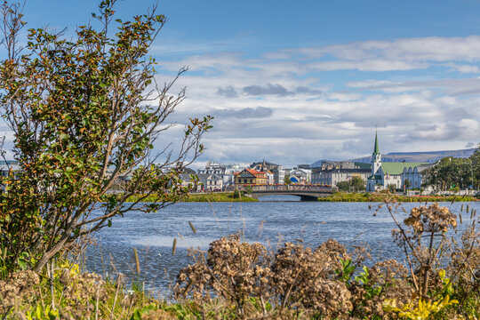 Vue sur Reykjavik et la jolie &eacute;glise Frikirkjan, depuis les berges du Lac Tj&ouml;rnin, &agrave; Reykjavik, en Islande