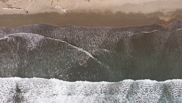 Tropischer Sandstrand in Uvita Costa Rica ,Luftbild von Playa Uvita bei Ebbe