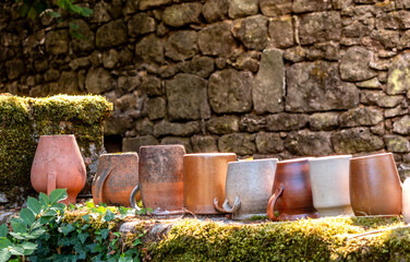 Poteries Jarres d&eacute;coratives sur mur en pierre