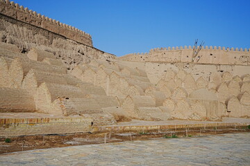 Fototapeta premium Walled Fortress known as Itchan Kala in Khiva, Uzbekistan - ウズベキスタン ヒヴァ イチャンカラ 壁