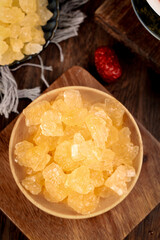 Large Yellow Rock Sugar Cubes in Wooden Bowl - Handmade Crystal Icing Sugar for Traditional Cooking and Tea Sweetening