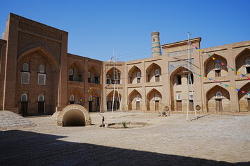 Obraz premium Qutlugh Murad Inaq Madrasah or Madrasah of Muhammad Amin Inaq and Walled Fortress known as Itchan Kala in Khiva, Uzbekistan - ウズベキスタン ヒヴァ イチャンカラ クトゥル・ムラド・イナック・メドレセ 