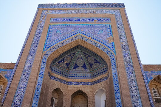 Grand Entrance of Allakuli Khan Madrasah in Itchan Kala, Khiva, Uzbekistan - ウズベキスタン ヒヴァのイチャン・カラにあるアラクリ・ハン・メドレセの壮大な外観