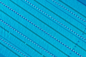 Obraz premium Aerial view of outdoor swimming pool on sunny day