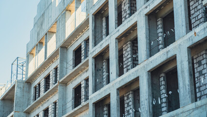 Obraz premium Construction progress of a modern building in an urban area during daylight hours