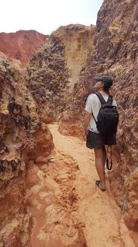 mulher caminhando entre fal&eacute;sias em morro branco, beberibe, cear&aacute;