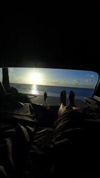 pov: casal acordando dentro de mini motorhome estacionado em praia