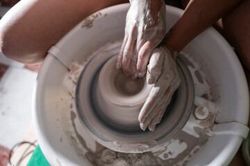 Manos trabajando la ceramica en el torno