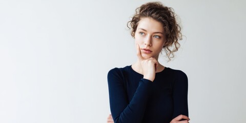 Obraz premium The woman in a contemplative pose with a thoughtful expression and elegant style.