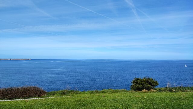 Vista Panorámica del Mar Cantábrico desde el Cerro de Santa Catalina en Gijón