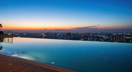 Obraz premium Infinity pool overlooking a vibrant cityscape at sunset, reflecting the colorful sky and city lights