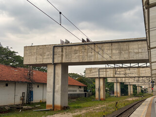 Obraz premium Concrete pillars and beams of an unfinished overpass for a train line.