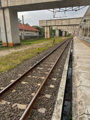 Obraz premium empty railway track at a station platform with an unfinished overpass.