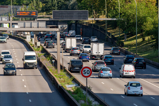 Vue du trafic de v&eacute;hicules sur le boulevard P&eacute;riph&eacute;rique parisien avec un panneau de limitation de vitesse &agrave; 50 km/h. Le P&eacute;riph&eacute;rique est une voie routi&egrave;re faisant le tour de Paris, France