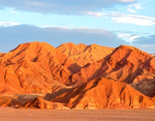 Naklejka premium Red mountains bathed in golden light