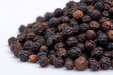 Fototapeta premium A mound of black peppercorns displays their unique texture and rich color. Perfect for enhancing flavors in cooking or as a spice in seasoning blends.