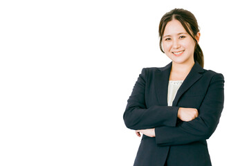 腕組みするビジネスウーマン（自信・やる気・キャリア）

