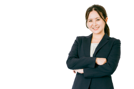 腕組みするビジネスウーマン（自信・やる気・キャリア）
