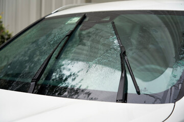 Obraz premium Clean the car window windshields with the car wipers