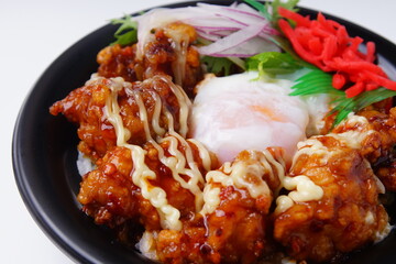 唐揚げ丼　温泉卵