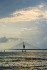 Obraz premium The Bandra Worli Sea link on the eve of Independence Day, Mumbai, Maharashtra, India.