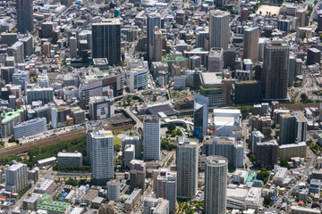 Obraz premium 京浜東北線の川口駅付近の街並みを空撮