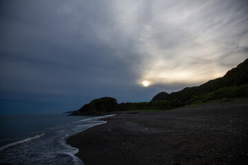 静寂な朝霧の中のビーチ。