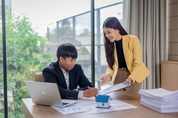 Fototapeta premium Manager leading office meeting with diverse colleagues, businessmen and businesswomen collaborating, discussing strategy, teamwork, leadership, communication, and professional success.