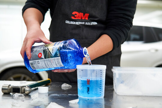 Pour out the 3m car windshield washer fluid