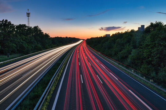 Langzeitbelichtung - Autobahn - Strasse - Traffic - Travel - Background - Line - Ecology - Highway - Long Exposure - Motorway - Night Traffic - Light Trails - Vacation - Sunset - High quality photo