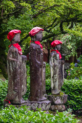 雨に打たれる三体の地蔵