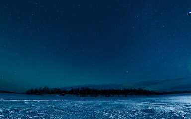 フィンランドのイヴァロ湖におけるオーロラの見える景色