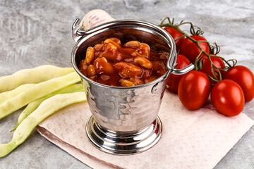 White baked bean in tomato sauce