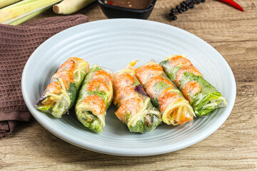 Vietnamese spring roll with prawn and mango