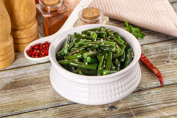 Green bean salad with sesame seeds