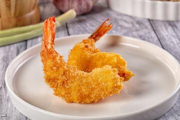 Golden crunhy breaded prawn appetizer