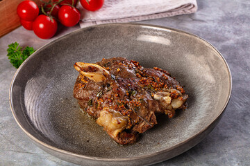 Baked lamb leg with spices